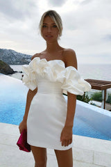 inostorâ„?Solid color strapless off-the-shoulder evening dress with earrings