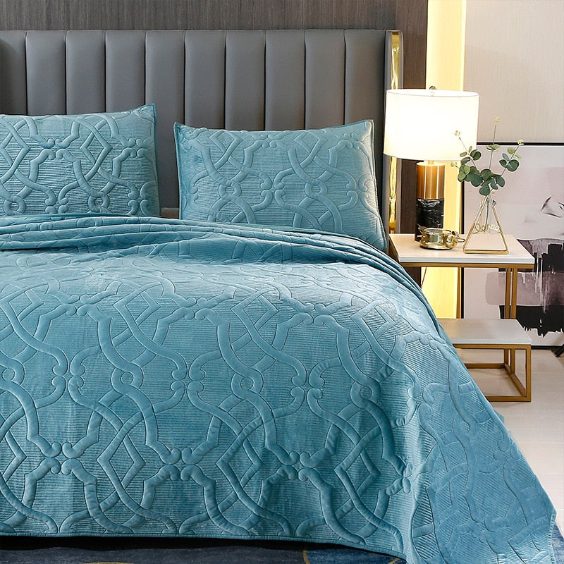 Winter Plush Quilt Set 3PCS Bedspread on the Bed Plain Embroidered Bed Cover with Shams King Size Quilted Blanket in Bed